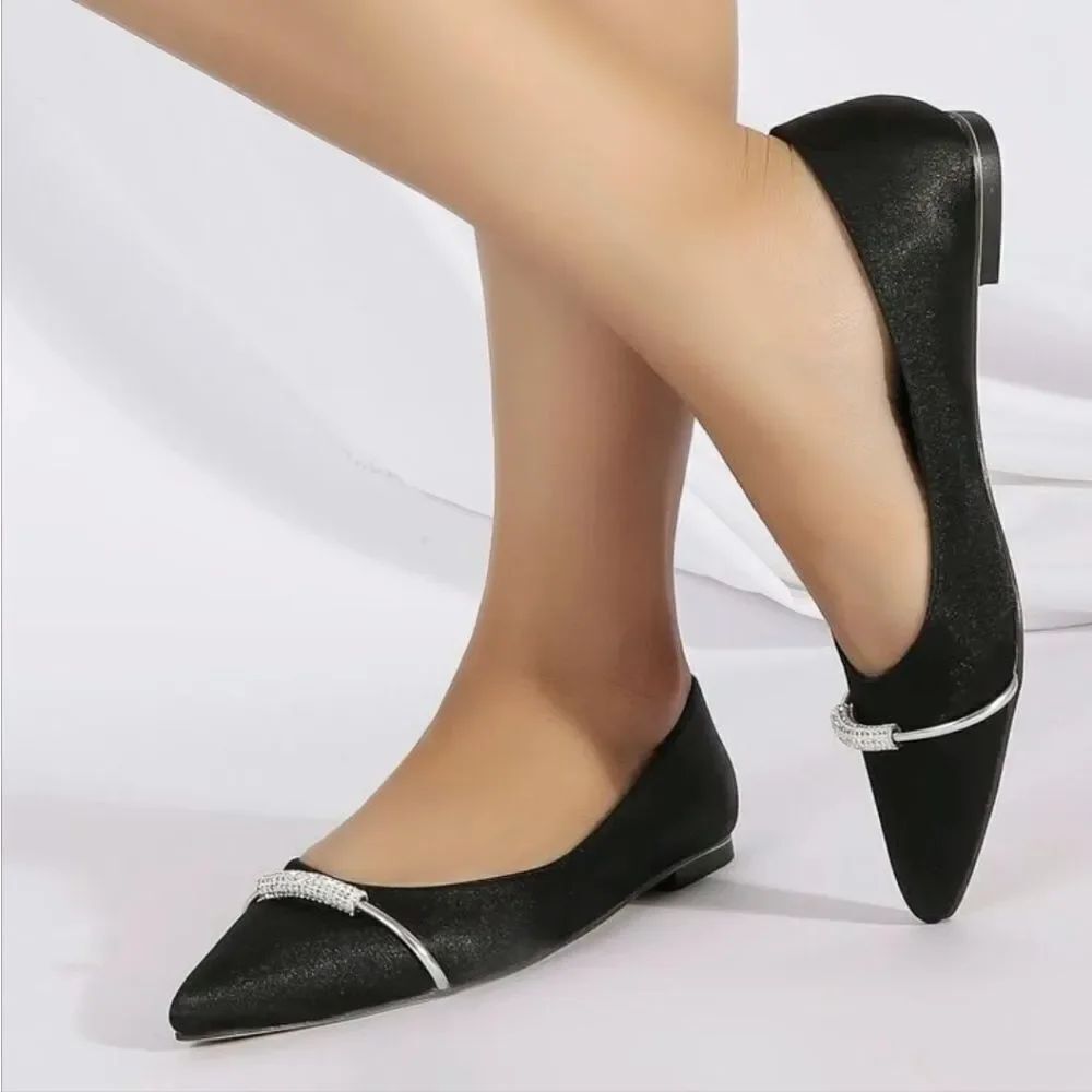 APT.9 POINTED GOLD BAR ACCENT DESIGN SLIP ON WOMEN"S POINTED TOE FLAT SHOE